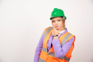 Beyaz arka planda miğferli kadın müteahhit. Yüksek kalite fotoğraf