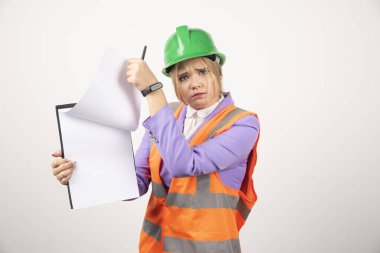 Beyaz arka planda tableti olan kadın mimar. Yüksek kalite fotoğraf