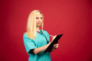 Dosyasında steteskop yazan genç bir hemşire. Yüksek kalite fotoğraf