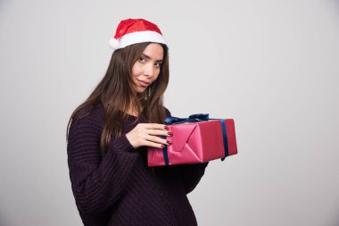 Kışın hediye kutusuyla poz veren esmer kadın. Yüksek kalite fotoğraf