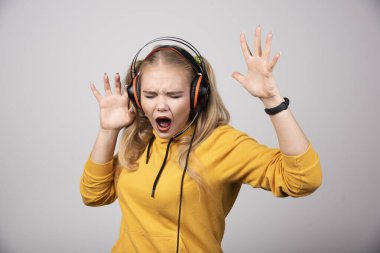 Kulaklıklı sarışın kadın kızgın. Yüksek kalite fotoğraf