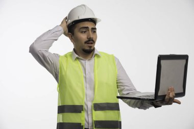 Elinde dizüstü bilgisayar tutan üniformalı bir mühendis. Yüksek kalite fotoğraf