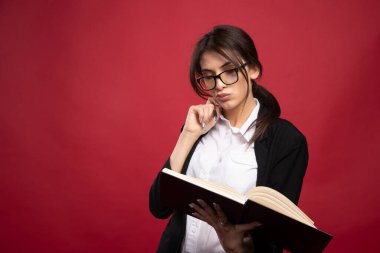 Gözlüklü genç bir çalışan kitap tutuyor. Yüksek kalite fotoğraf