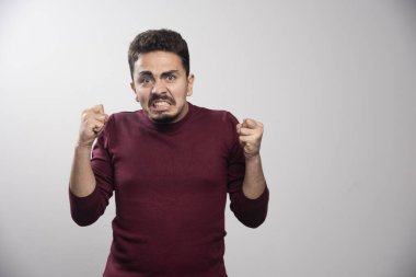 Genç esmer bir adam ayakta ve poz veriyor. Yüksek kalite fotoğraf