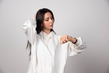 Saatine bakan güzel bir genç kadının portresi. Yüksek kalite fotoğraf