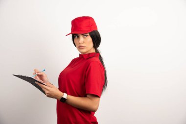 Beyaz arka planda duran güzel bir kurye. Yüksek kalite fotoğraf