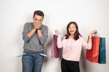 Beyaz arka planda mutlu kadın ve bitkin erkek arkadaş. Yüksek kalite fotoğraf