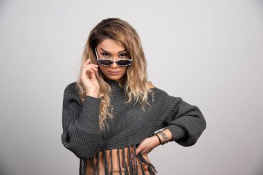 Gözlüklü çekici kadın kameraya bakıyor. Yüksek kalite fotoğraf