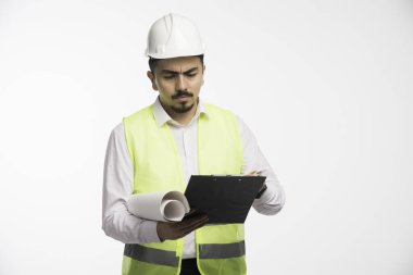 Üniformalı mühendis görev listesini kontrol ediyor. Yüksek kalite fotoğraf