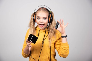 Kutusu olan güzel sarışın kadın kameraya mutlu bir şekilde bakıyor. Yüksek kalite fotoğraf