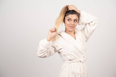 Bornozla poz veren güzel bir kadın. Yüksek kalite fotoğraf