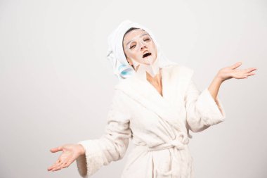 Bornoz ve yüz maskeli havlu giyen bir kadın. Yüksek kalite fotoğraf