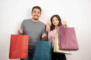 Alışveriş torbalarını bir arada tutan mutlu çift. Yüksek kalite fotoğraf