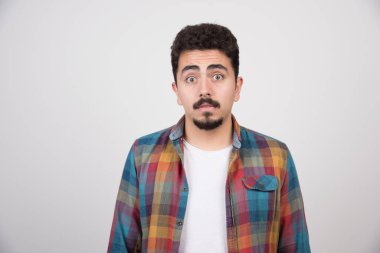 Geniş gözlü, üzgün genç bir adam. Yüksek kalite fotoğraf