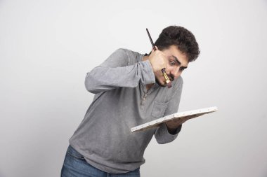 Ressam tuval üzerinde büyük bir tutku ve coşkuyla resim yapıyor. Yüksek kalite fotoğraf