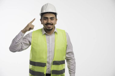 Üniformalı mühendis miğferini gösteriyor. Yüksek kalite fotoğraf