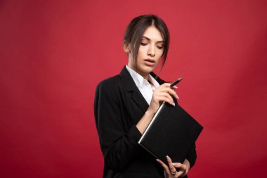 Kapalı kapılar ardında poz veren üniformalı genç bir çalışan. Yüksek kalite fotoğraf