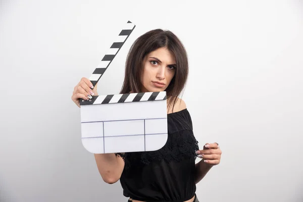 Wanita Muda Berpose Dengan Rekaman Bioskop Dengan Latar Belakang Putih — Stok Foto
