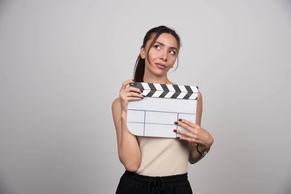 Elegante Donna Tenendo Clapperboard Guardando Parte Foto Alta Qualità — Foto Stock