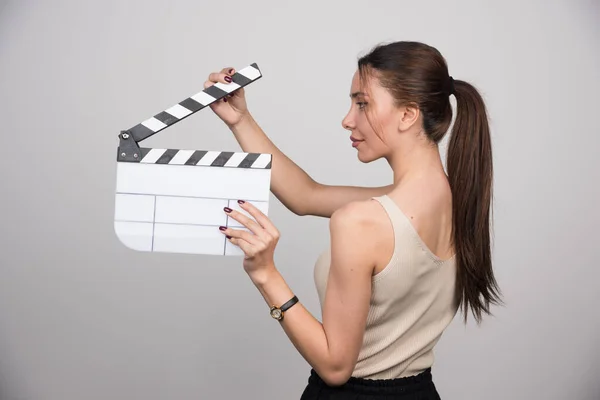 Mulher Morena Segurando Filme Clapperboard Fundo Cinza Foto Alta Qualidade — Fotografia de Stock