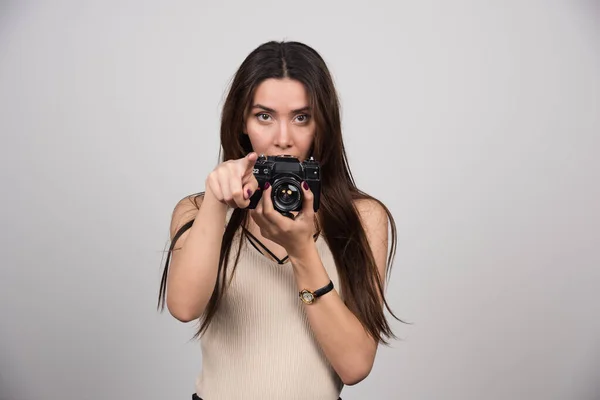 Giovane Donna Con Una Macchina Fotografica Uno Sfondo Grigio Foto — Foto Stock