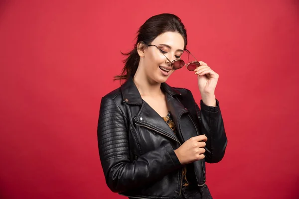 Menina Legal Jaqueta Couro Preto Tirando Seus Óculos Sol Sorrindo — Fotografia de Stock