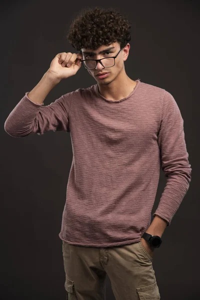 Young Boy Curly Hairs Wearing Eyeglasses High Quality Photo — Stock Photo, Image