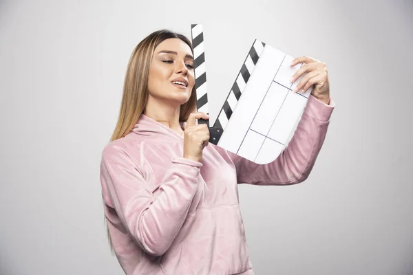 Blond Lady Pink Sweatshirt Holding Blank Clapper Board Gives Positive — Stock Photo, Image