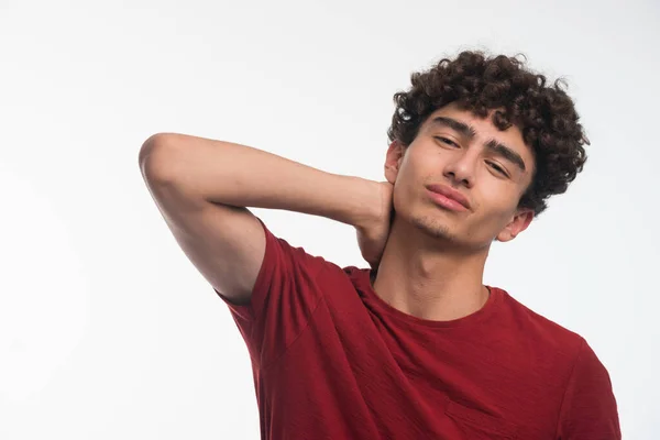 Jeune Modèle Avec Des Cheveux Bouclés Touchant Son Cou Photo — Photo