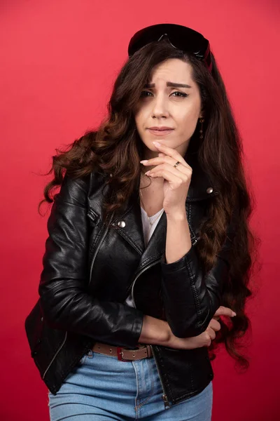 Jeune Femme Posant Avec Des Lunettes Noires Sur Fond Rouge — Photo