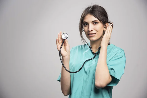 Doctora Con Estetoscopio Pie Sobre Fondo Gris Foto Alta Calidad — Foto de Stock