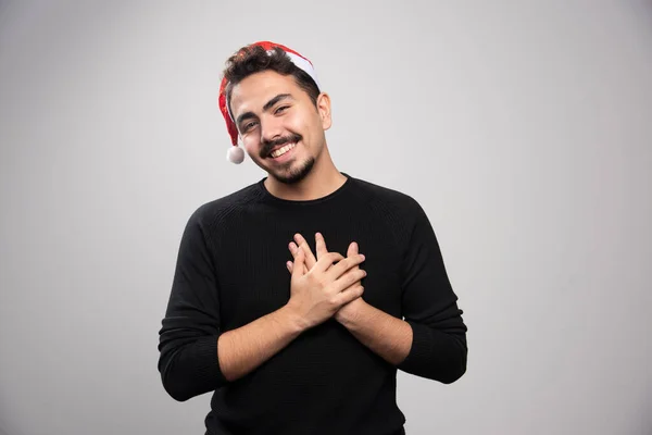 Homme Souriant Chapeau Rouge Père Noël Mis Ses Mains Sur — Photo