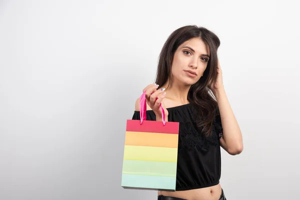 Mujer Joven Sosteniendo Bolsa Regalo Sobre Fondo Blanco Foto Alta —  Fotos de Stock