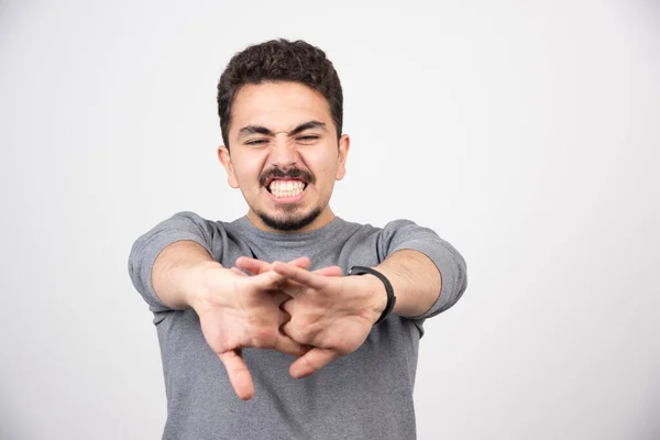 Jongeman Model Strekt Zijn Handen Uit Een Witte Muur Hoge — Stockfoto