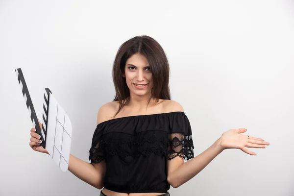 Junge Frau Posiert Mit Einem Kinoband Auf Weißem Hintergrund Hochwertiges — Stockfoto