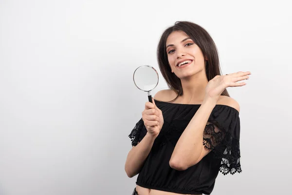 Mulher Morena Posando Com Lupa Fundo Branco Foto Alta Qualidade — Fotografia de Stock