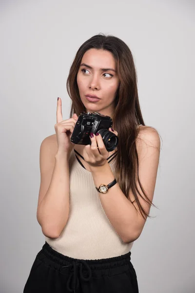 Junge Frau Mit Kamera Auf Grauem Hintergrund Hochwertiges Foto — Stockfoto
