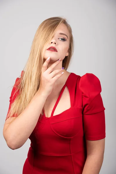 Blonde Frau Roten Outfit Die Ihr Kinn Berührt Hochwertiges Foto — Stockfoto