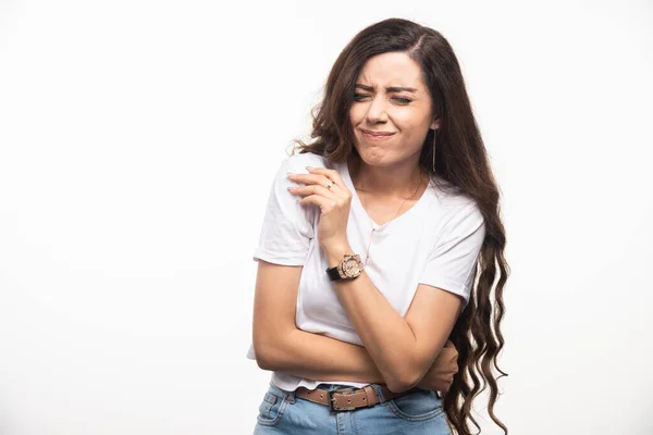 Jovem Camisa Branca Sentindo Dor Foto Alta Qualidade — Fotografia de Stock