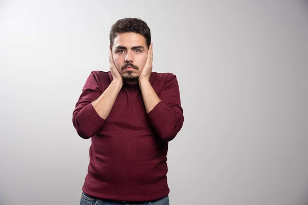 Een Jonge Brunette Die Zijn Oren Bedekt Poseert Hoge Kwaliteit — Stockfoto