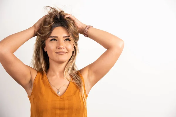 Mulher Positiva Tocando Seu Cabelo Posando Fundo Branco Foto Alta — Fotografia de Stock