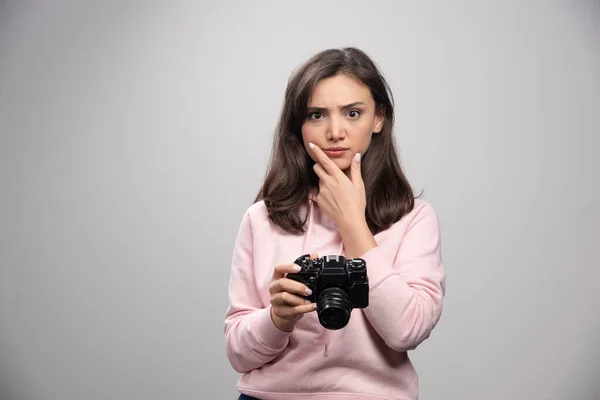 Kobieta Fotograf Trzyma Kamerę Myśli Wysokiej Jakości Zdjęcie — Zdjęcie stockowe