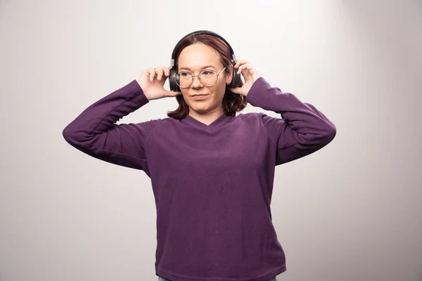 Młoda Kobieta Okularach Słuchająca Muzyki Słuchawkach Białym Tle Wysokiej Jakości — Zdjęcie stockowe