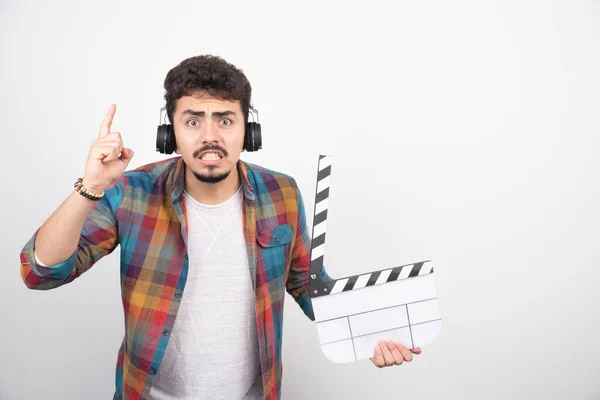 Pembuat Film Memegang Papan Jepit Dan Memakai Headphone Foto Berkualitas — Stok Foto