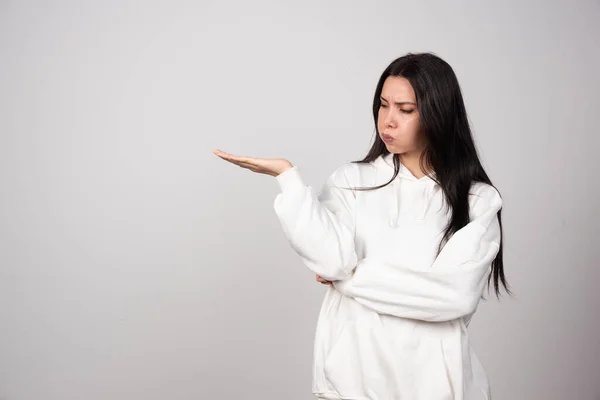 Imagen Una Joven Modelo Con Capucha Blanca Mirando Palma Abierta — Foto de Stock