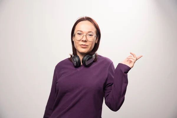 Młoda Kobieta Okularach Pozująca Słuchawkach Białym Tle Wysokiej Jakości Zdjęcie — Zdjęcie stockowe