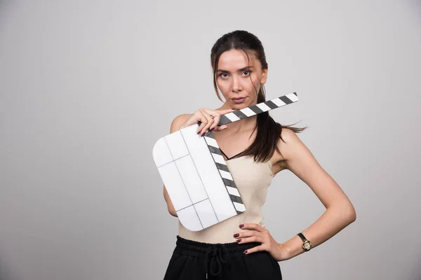 Woman Beige Top Holding Clapperboard Gray Background High Quality Photo — Stock Photo, Image