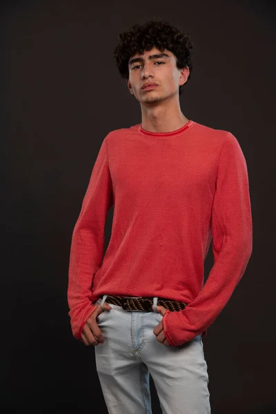 Modelo Joven Camisa Roja Posando Poniendo Las Manos Sus Bolsillos —  Fotos de Stock