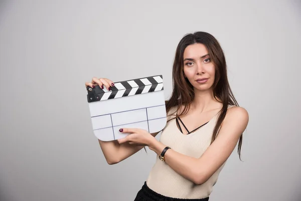 Jonge Vrouw Met Klapbord Naar Voren Kijkend Hoge Kwaliteit Foto — Stockfoto