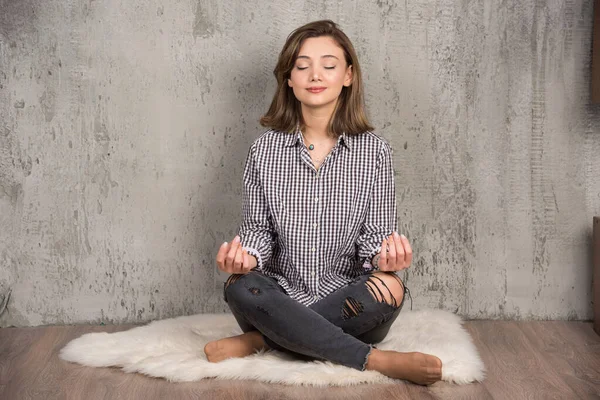 Jovem Mulher Atraente Sentada Lotus Posar Sessão Meditação Com Olhos — Fotografia de Stock